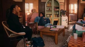 Les looks de la série The Sex Lives of College Girls : Whitney Chase (Alyah Chanelle Scott) porte une paire de Nike Air Force 1 Low Shadow Olive Flak l'épisode 3, de la saison 3