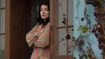 Vestuario de Bad Sisters: Becka Garvey (Eve Hewson) viste una túnica de rayas verdes y rosas en el episodio 6 de la temporada 2