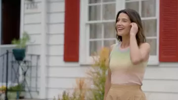 Les looks de la série Shrinking : Cobie Smulders porte un top multicolore pour son rôle de Sofi dans l'épisode 10, de la saison 2