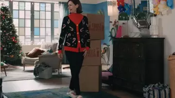 Elsbeth Tascioni (Carrie Preston) porte des chaussons de Noël dans la série Elsbeth saison 2, épisode 6