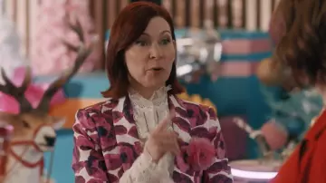 Les looks de la série Elsbeth : Elsbeth Tascioni (Carrie Preston) porte un blazer à fleurs de la marque Smythe dans l'épisode 6, de la saison 2
