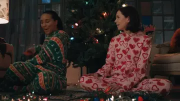Les looks de Elsbeth : Carrie Preston porte un pyjama à imprimé de cœurs pour son rôle de Elsbeth Tascioni dans l'épisode 6 de la saison 2