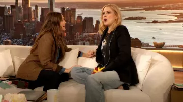 Vaqueros tobilleros de tiro alto Alice + Olivia Weezy en Sierra Lig usados por Alexandra Breckenridge como se vio en The Drew Barrymore Show el 5 de diciembre de 2024