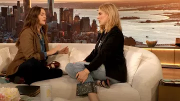 Christian Louboutin Sweet Jane Ballerina Flats usado por Alexandra Breckenridge como se ve en The Drew Barrymore Show el 5 de diciembre de 2024