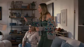Les looks de la série Nobody Wants This : Kristen Bell porte un top à bretelles rayé pour son rôle de Joanne dans l'épisode 8 de la saison 1