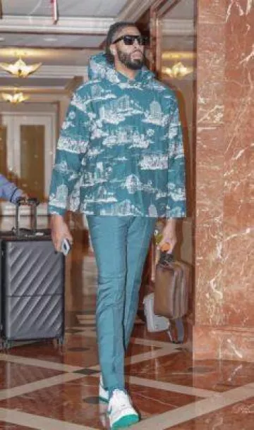 Sudadera con capucha Amiri Teal Blue LA Landmark Tapestry usada por Anthony Davis en la cuenta de Instagram @nbafashionfits