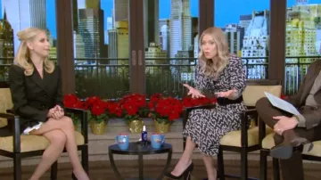 Shushu/Tong Mini-jupe en velours côtelé plissée garnie de popeline portée par Sarah Michelle Gellar comme on le voit en LIVE avec Kelly et Mark le 10 décembre 2024