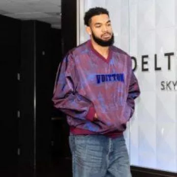 Sudadera Louis Vuitton Burgundy & Blue City Print usada por Karl-Anthony Towns en la cuenta de Instagram @dallasmavs