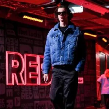 Chaqueta acolchada Loewe Blue Denim que usó Josh Giddey en la cuenta de Instagram @chicagobulls