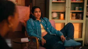 Rails Bianca Chaqueta usada por Bela Malhotra (Amrit Kaur) como se ve en The Sex Lives of College Girls (T03E03)
