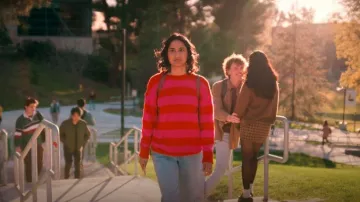 Suéter de cuello redondo y hombro caído a rayas difusas de Bar III usado por Bela Malhotra (Amrit Kaur) como se ve en The Sex Lives of College Girls (S03E03)