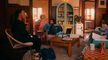 Nike Air Force 1 Shadow In Olive Flak usada por Whitney Chase (Alyah Chanelle Scott) como se ve en The Sex Lives of College Girls (T03E03)