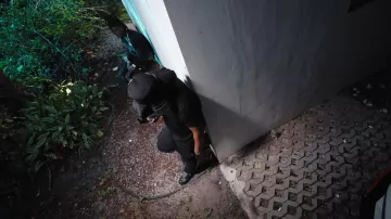 Denim Tears Black Patchwork Peace Sign Hat usado por BossMan Dlow en BossMan Dlow - The Biggest Pt. 2 (Sin parodia)