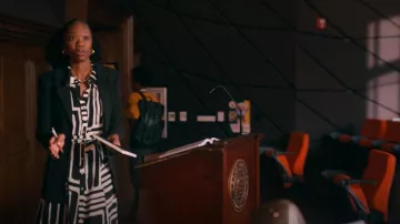 Vestido camisero con cinturón de lazo de H&M usado por la profesora Phillips (Xosha Roquemore) como se ve en The Sex Lives of College Girls (T03E03)