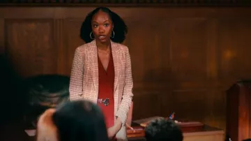 Blazer cruzado de oficina a cuadros de Vince Camuto usado por el profesor Phillips (Xosha Roquemore) como se ve en The Sex Lives of College Girls (T03E03)
