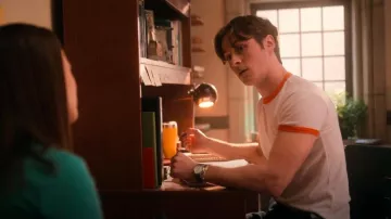 BDG Camiseta naranja Frankie Ringer usada por Eli (Michael Provost) como se ve en The Sex Lives of College Girls (S03E03)