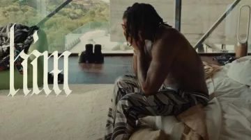 Dolce & Gabbana Pantalones de pijama de medio círculo negro y gris usados por Gunna en Gunna - HIM ALL ALONG [Video Oficial]