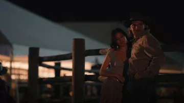 Top de malla Motel Lorenne Sweetheart en Purple Botanist Flock usado por Monica Dutton (Kelsey Chow) como se ve en Yellowstone (S05E13)