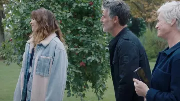 The looks of the series Here it all begins: Angela (Ginnie Watson) wears a faded denim teddy in episode 1064