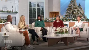 Nike Air Jordan 1 Low SE en Marron Clair/Brun Archéo porté par Akbar Gbaja-Biamila comme on le voit dans The Talk le 10 décembre 2024