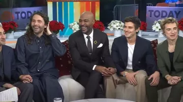 Helmut Lang Raw Denim Cocoon Jeans usados por Jonathan Van Ness como se ve en Today el 11 de diciembre de 2024