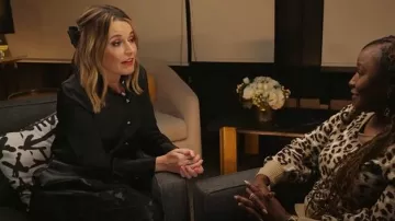 Veronica Beard Monique Haut en satin à manches longues porté par Savannah Guthrie comme on le voit dans Today le 11 décembre 2024