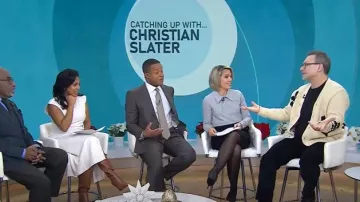 Polo Tibi Perfect T Shrunken en gris jaspeado por Dylan Dreyer visto en Today el 11 de diciembre de 2024