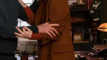 Outfits of Happiest Season: Harper (Mackenzie Davis) wears Brown Trench Coat in the movie