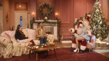 Sabrina Carpenter porte des escarpins blancs dans Le Nonsense Christmas de Sabrina Carpenter