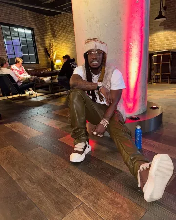 Denim Tears White & Green ADG Logo T Shirt usado por Hotboii en la cuenta de Instagram @itshotboii438