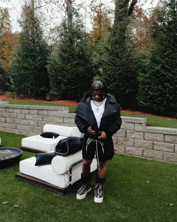 RIck Owens Black Hooded Cropped Alice Jacket usado por Rylo Rodriguez en la cuenta de Instagram @rylorodriguez