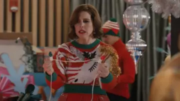 Suéter adornado con oropel navideño de unicornio de Planet Gold Juniors usado por DeeDee Dashers (Vanessa Bayer) como se ve en Elsbeth (S02E06)