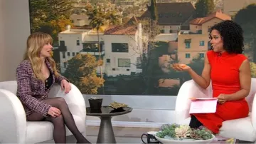 Robe midi à col montant côtelé Zara en rouge portée par Adriana Díaz comme on le voit dans CBS Mornings le 12 décembre 2024