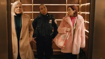 Manteau en fausse fourrure surdimensionné de Milly Riley porté par Elsbeth Tascioni (Carrie Preston) comme on le voit dans Elsbeth (S02E06)