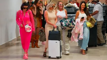 Cárdigan de mezcla de algodón de ganchillo exclusivo de Luza de Simkhai usado por Bronwyn Newport como se ve en The Real Housewives of Salt Lake City (T05E13)