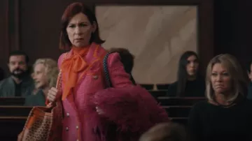 Smythe Dickens Chaqueta Floral Cuello Chal en Begonia Floral usada por Elsbeth Tascioni (Carrie Preston) como se ve en Elsbeth (S02E06)