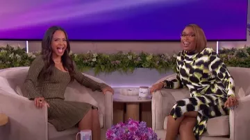 Minivestido metálico acanalado de Staud Raquel usado por Christina Milian en The Jennifer Hudson Show el 8 de noviembre de 2024