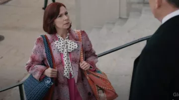 Bolso de hombro acolchado acolchado de patchwork rosa bebé indio hecho a mano por Elsbeth Tascioni (Carrie Preston) como se ve en Elsbeth (S02E07)