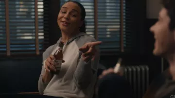 Sudadera con capucha de cachemira Aqua Athletic usada por la oficial Kaya Blanke (Carra Patterson) como se ve en Elsbeth (S02E07)