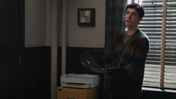 NN07 Gilet Viggo à col en V porté par Teddy Tascioni (Ben Levi Ross) comme on le voit dans Elsbeth (S02E07)