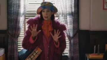 Elsbeth Tascioni (Carrie Preston) usa un sombrero de pescador en peluche peludo multicolor en el episodio 7 de la temporada 2 de Elsbeth