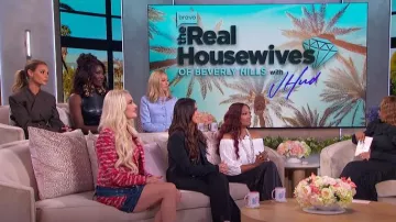 Veste Monse Criss Cross portée par Dorit Kemsley vue dans The Jennifer Hudson Show le 27 novembre 2024