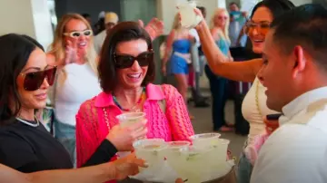 Lunettes de soleil Saint Laurent SL M119 Blaze Cat-Eye portées par Bronwyn Newport comme on le voit dans Les vraies femmes au foyer de Salt Lake City (S05E13)