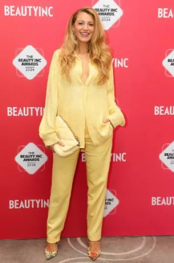 Christian Louboutin Hawaii Spike Pigalle Spike Escarpins portés par Blake Lively aux Wwd Beauty Inc Awards le 11 décembre 2024