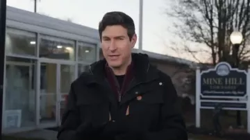 Parka Fjallraven Nuuk con piel sintética desmontable usada por Sam Brock como se ve en Today el 12 de diciembre de 2024