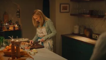 Tablier de cuisine Posy de Turkuaz porté par Lydia Morgan (Lisa Kudrow) comme on le voit dans No Good Deed (S01E01)