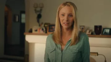 Gorjana 14k Gold Heart Mini Necklace porté par Lydia Morgan (Lisa Kudrow) comme on le voit dans No Good Deed (S01E01)