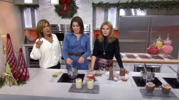 Free People Thea Denim Mini Dress portée par Katie Stilo comme on le voit dans Today with Hoda & Jenna le 13 décembre 2024