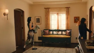 Pleats Please Issey Miyake Frosty Forest Pantalon court plissé porté par Sarah Weber (Poppy Liu) comme on le voit dans No Good Deed (S01E01)