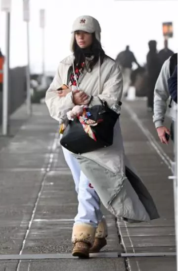 Manteau Gucci en nylon mat porté par Dua Lipa à l’aéroport JFK le 11 décembre 2024